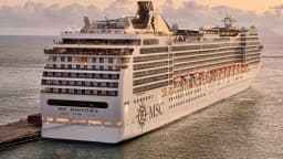 Navio MSC Magnífica atracado em porto