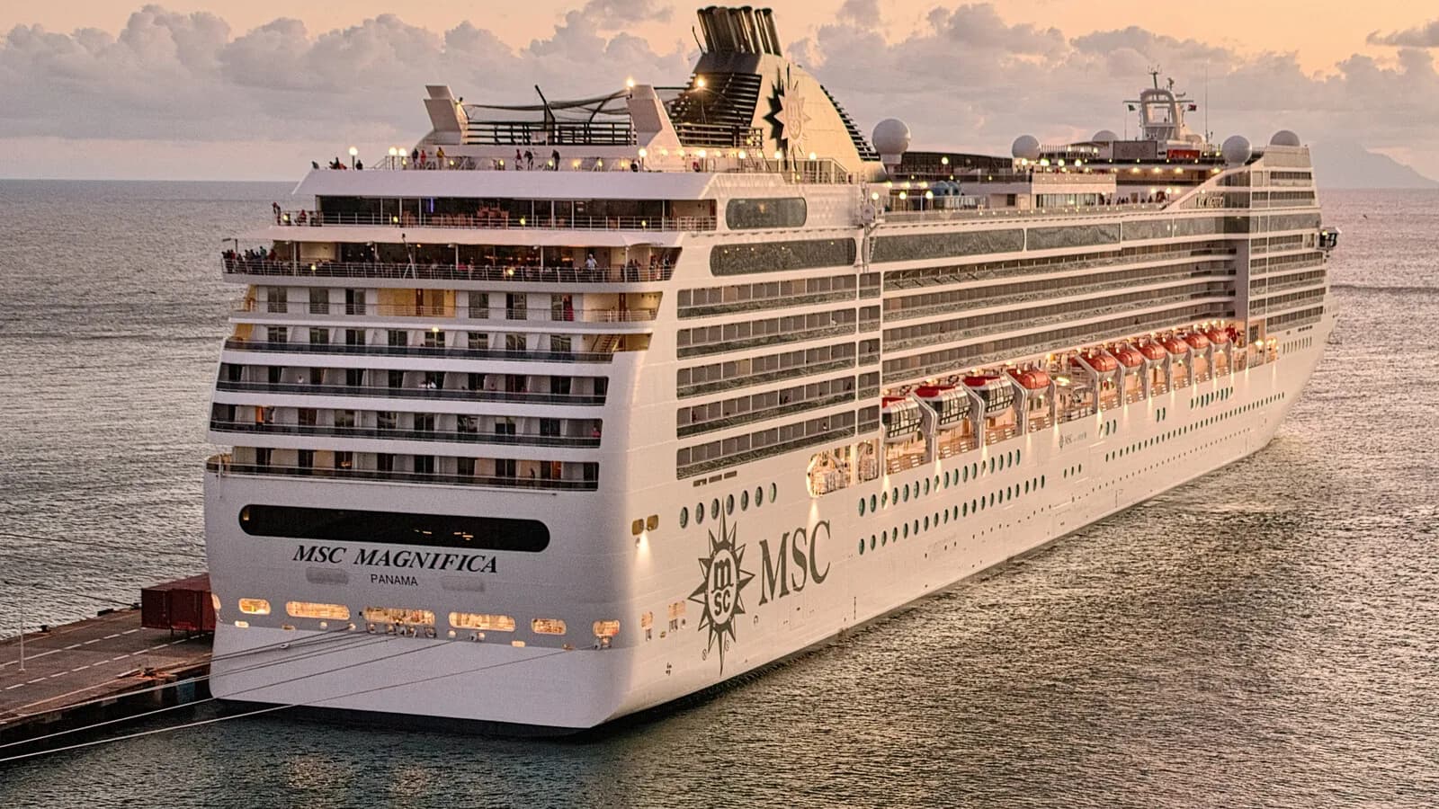 Navio MSC Magnífica atracado em porto