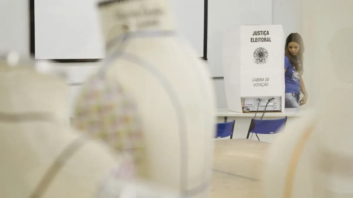 Urnas eletrônicas em seção eleitoral no Brasil