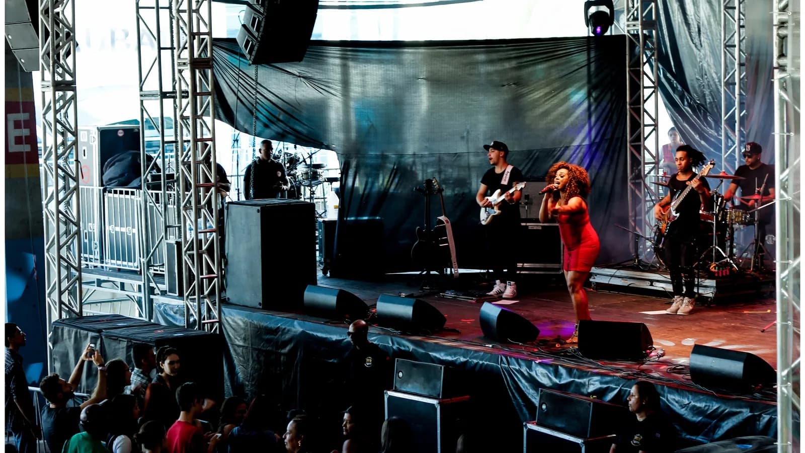Paula Lima canta com a banda em show ao vivo