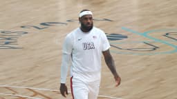 LeBron James em quadra pela seleção dos Estados Unidos, em Paris 2024, foto de arquivo