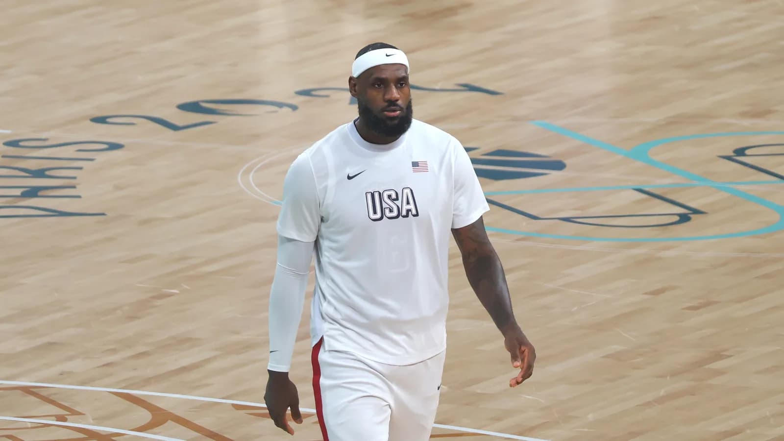 LeBron James em quadra pela seleção dos Estados Unidos, em Paris 2024, foto de arquivo
