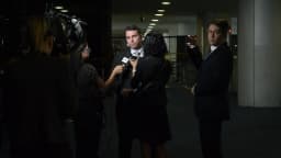 Senador Flávio Bolsonaro concede entrevista a jornalistas em corredor do Congresso