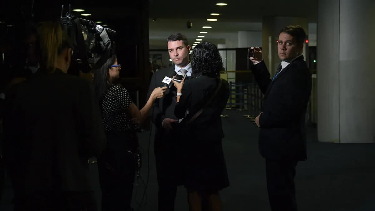 Senador Flávio Bolsonaro concede entrevista a jornalistas em corredor do Congresso