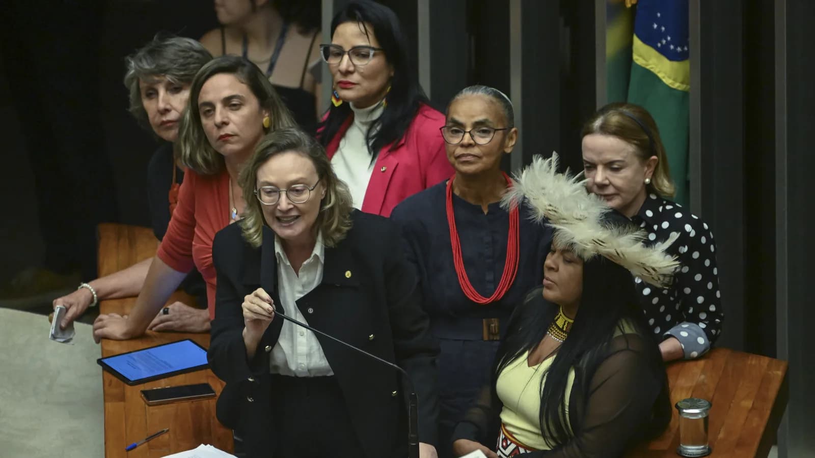 Marina Silva fala em sessão conjunta do Congresso Nacional, ao lado de outras parlamentares