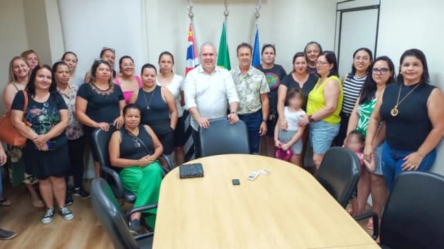 Weber Manga aparece ao centro em reunião na Prefeitura de Votorantim