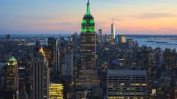Vista do horizonte de Nova York ao entardecer, com o Empire State Building iluminado