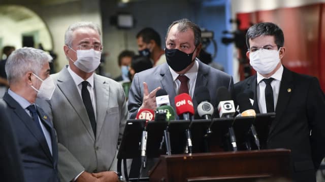 Omar Aziz durante coletiva de imprensa da CPI da Covid no Senado Federal