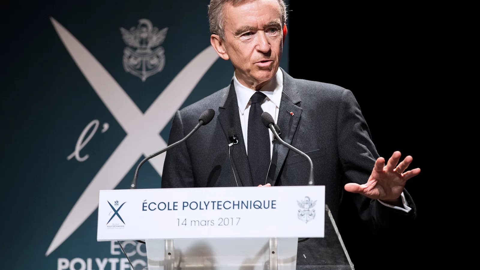 Bernard Arnault discursa em evento na École Polytechnique, em Paris