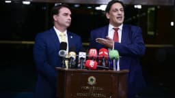 Flávio Bolsonaro fala em coletiva de imprensa na Presidência do Senado Federal, ao lado do advogado Frederick Wassef
