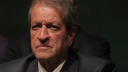 Valdemar Costa Neto, presidente do PL, em entrevista coletiva à imprensa, de terno escuro