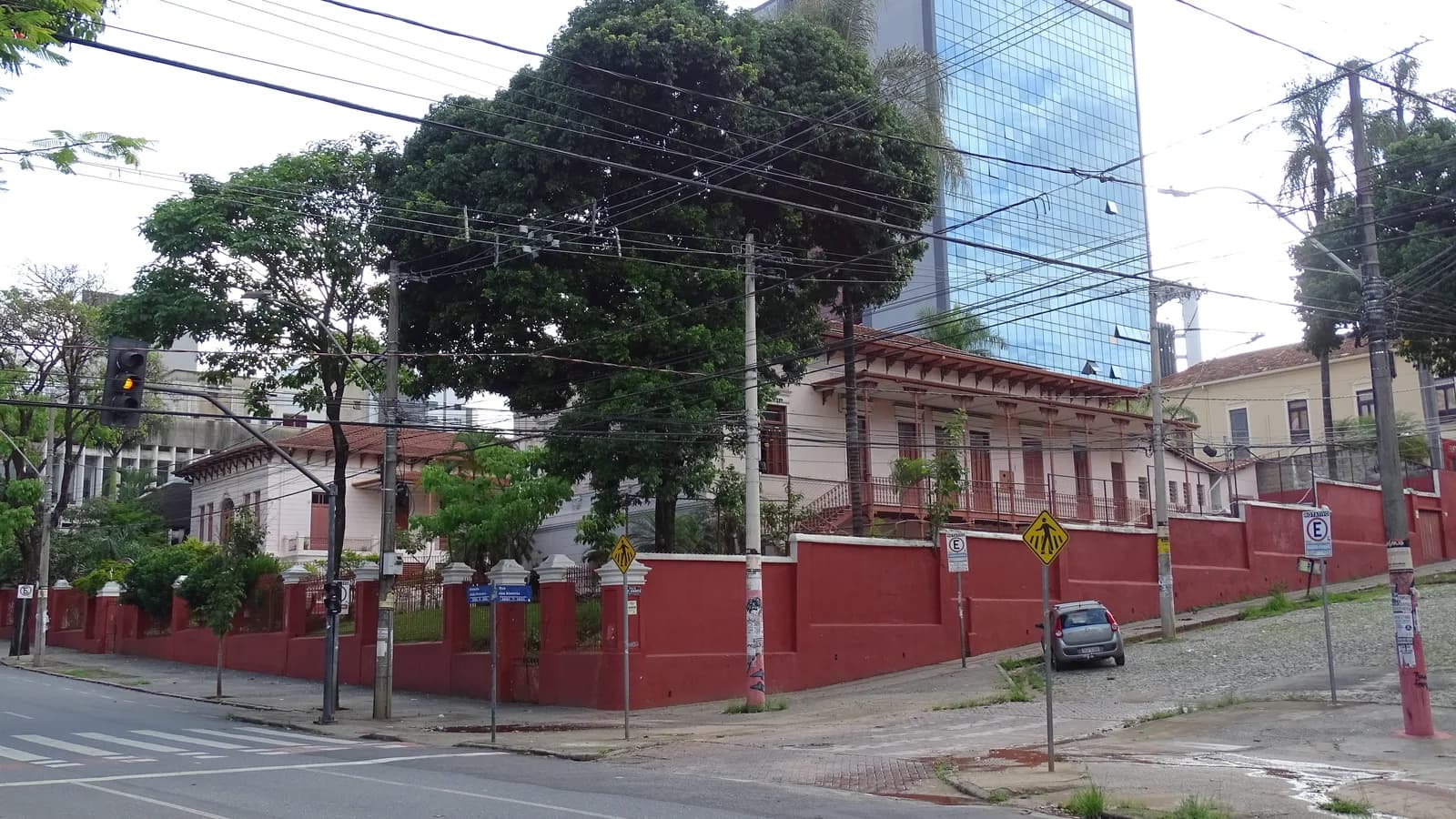 Fachada da Escola Estadual Afonso Pena, em Belo Horizonte, Minas Gerais