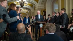 O senador Tim Kaine fala em coletiva de imprensa no Senado dos Estados Unidos