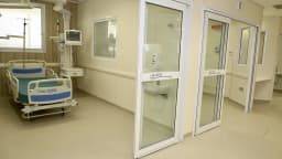 Ala de UTI hospitalar com leito e equipamentos médicos (foto de contexto)