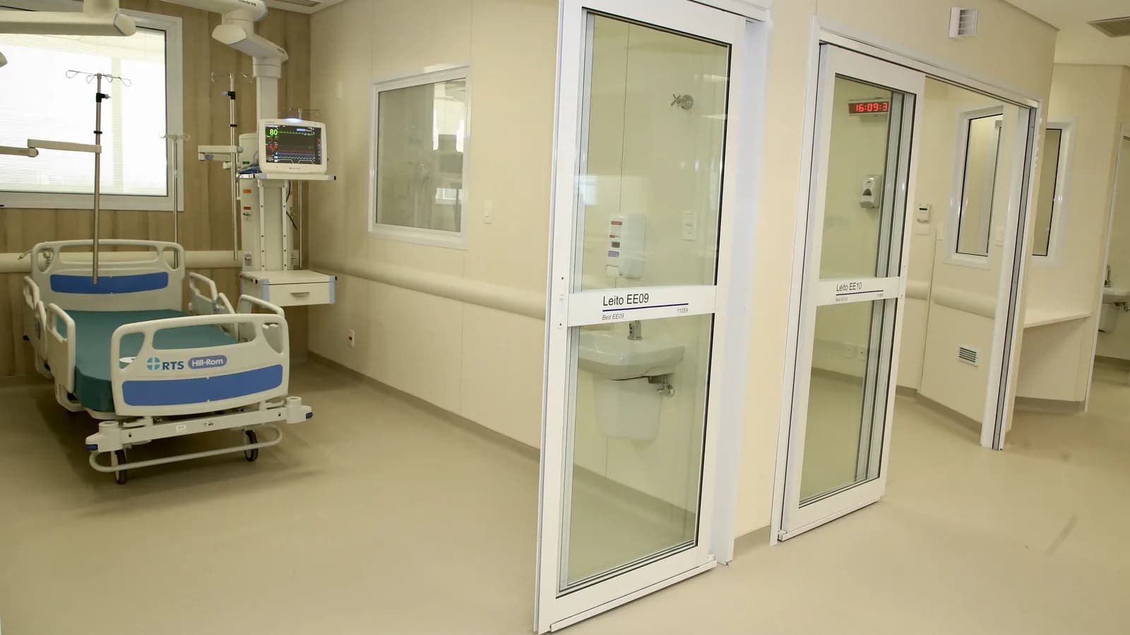 Ala de UTI hospitalar com leito e equipamentos médicos (foto de contexto)