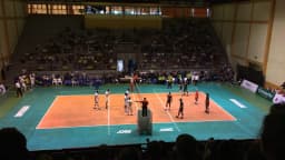 Jogadores de vôlei do Cruzeiro em ação durante partida da Superliga