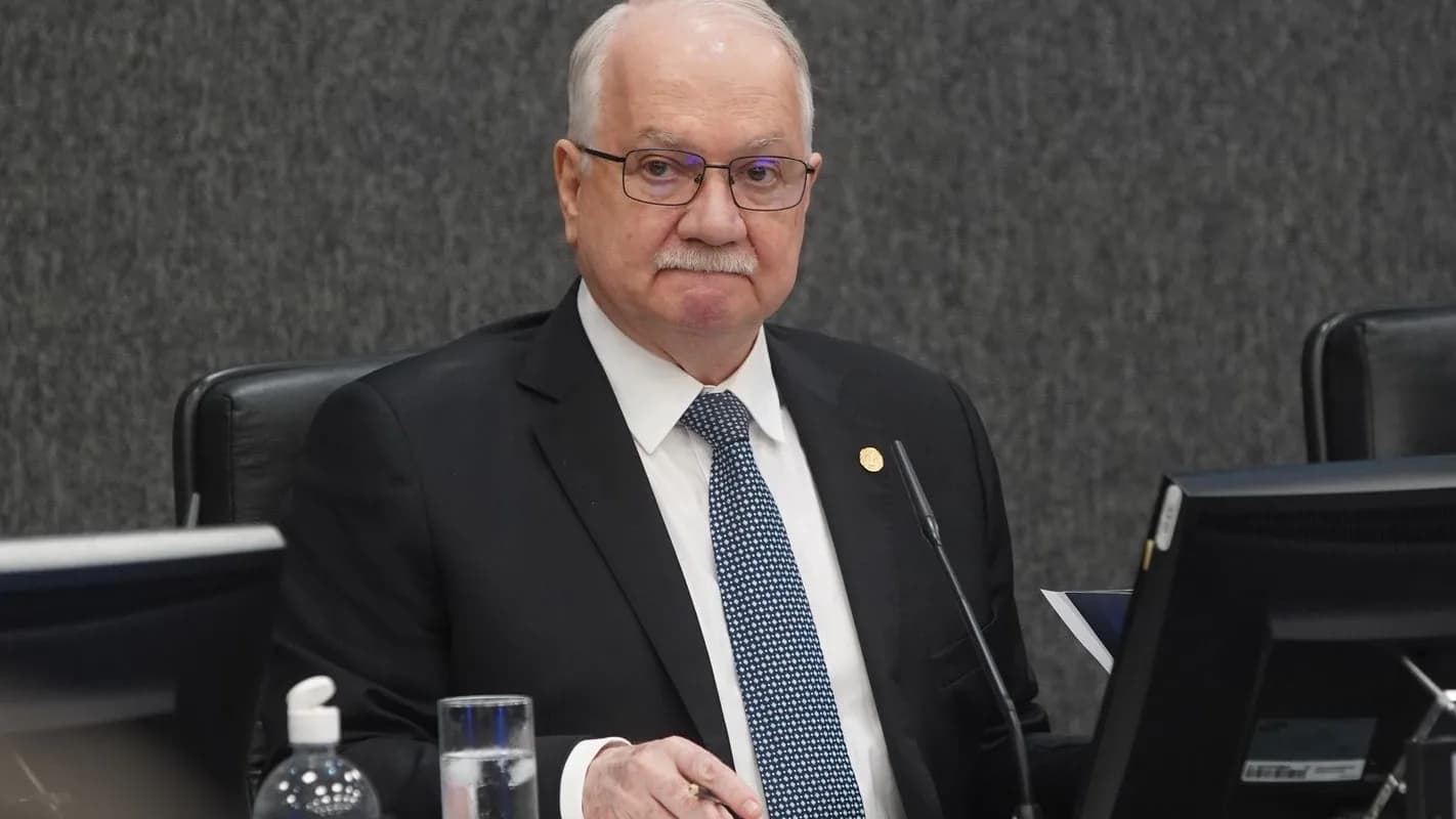 Ministro Edson Fachin sentado durante sessão, com microfone à frente, foto de arquivo