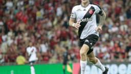 Jogador do Vasco da Gama em ação durante partida, uniforme preto e branco