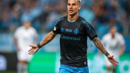 Jogador do Grêmio em campo durante partida do Brasileirão (foto de arquivo)