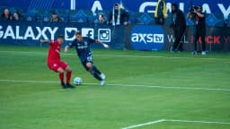Cristian Pavón conduz a bola em partida pelo LA Galaxy, antes de se transferir ao Grêmio (foto de arquivo)