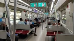 Interior de um trem do Metrô de Salvador com passageiros
