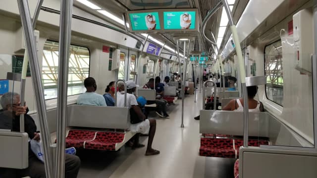 Interior de um trem do Metrô de Salvador com passageiros