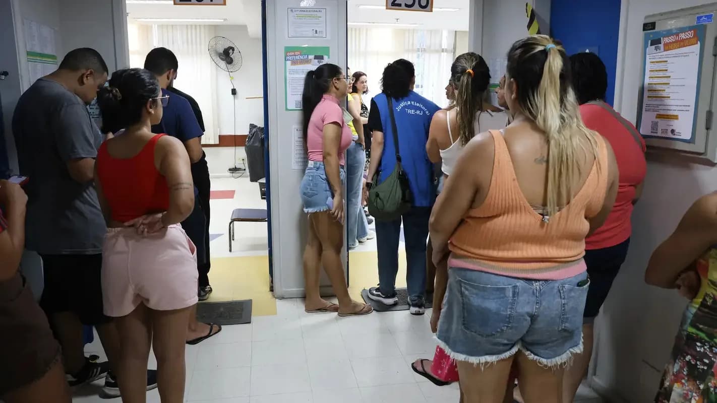 Moradores da Maré, no Rio de Janeiro, se informam sobre locais de votação do 2º turno
