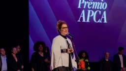 A atriz Isabel Teixeira, que interpreta Pilar em 'Quem Ama Cuida', discursa em um palco de premiação