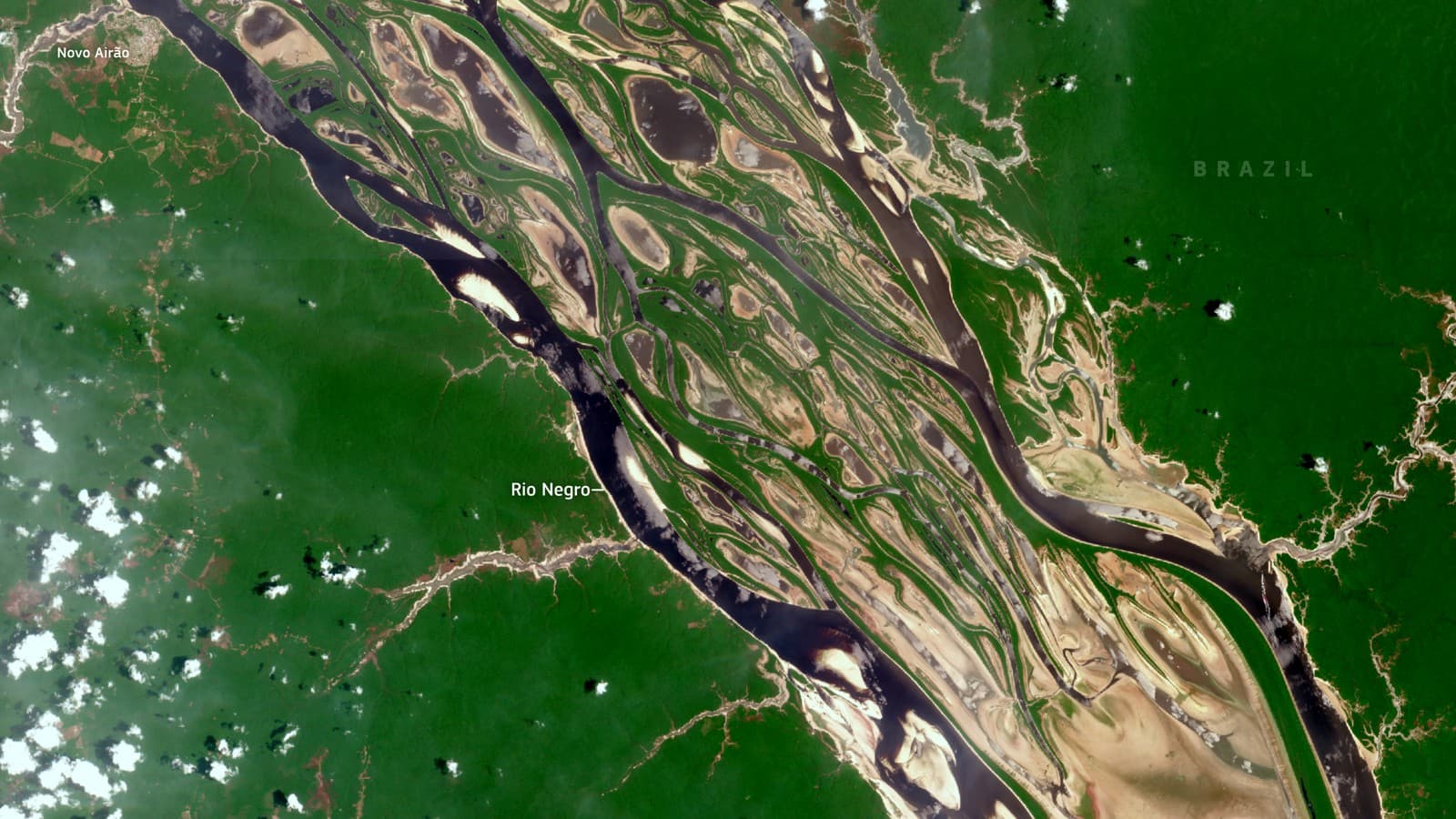 Imagem de satélite mostra bancos de areia expostos pela seca no Rio Negro, no Amazonas, em outubro de 2024