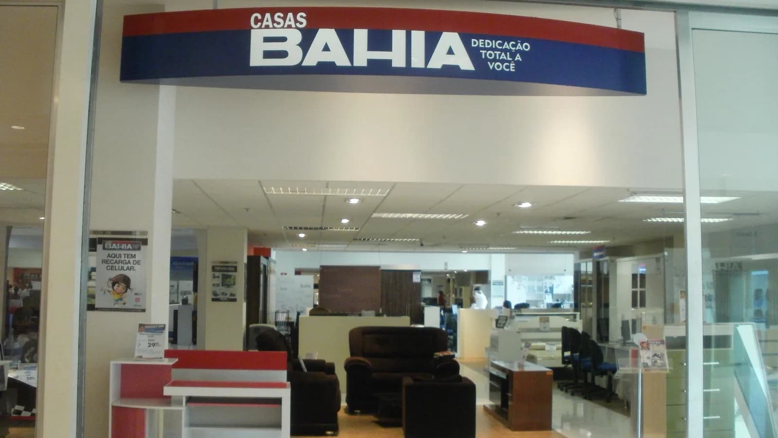 Fachada e interior de uma loja Casas Bahia, foto de arquivo