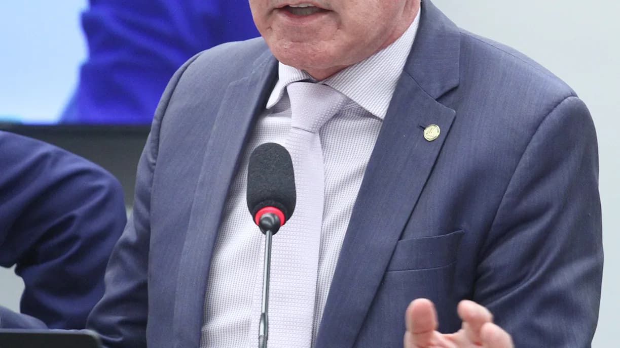 Deputado discursa durante audiência pública sobre microempreendedores na Câmara dos Deputados