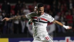 Luciano, atacante do São Paulo, chuta a bola em partida no Morumbi, foto de arquivo de 2022