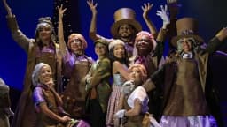 Elenco de musical infantil em palco (foto ilustrativa de teatro infantil)