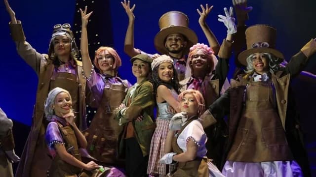 Elenco de musical infantil em palco (foto ilustrativa de teatro infantil)