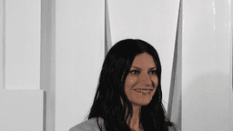Laura Pausini sorri durante coletiva de imprensa no Festival de Sanremo 2026