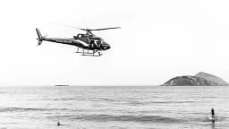 Helicóptero da Polícia Militar de São Paulo sobrevoa o litoral (foto de arquivo)