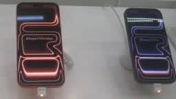iPhone 17 Pro e iPhone 17 Pro Max expostos em vitrine de loja Apple
