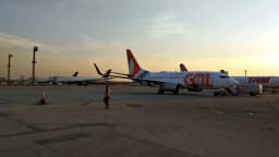 Avião Boeing 737-800 da Gol Linhas Aéreas estacionado em pátio de aeroporto ao entardecer