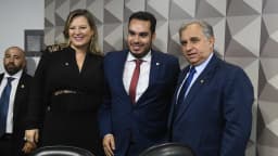 Joice Hasselmann, Paulo Eduardo Martins e Izalci Lucas lado a lado em evento institucional