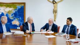 Lula assina projeto de lei em reunião no Palácio do Planalto, cercado por ministros, em foto de arquivo de outubro de 2025