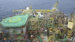 Plataforma de petróleo da Petrobras no mar