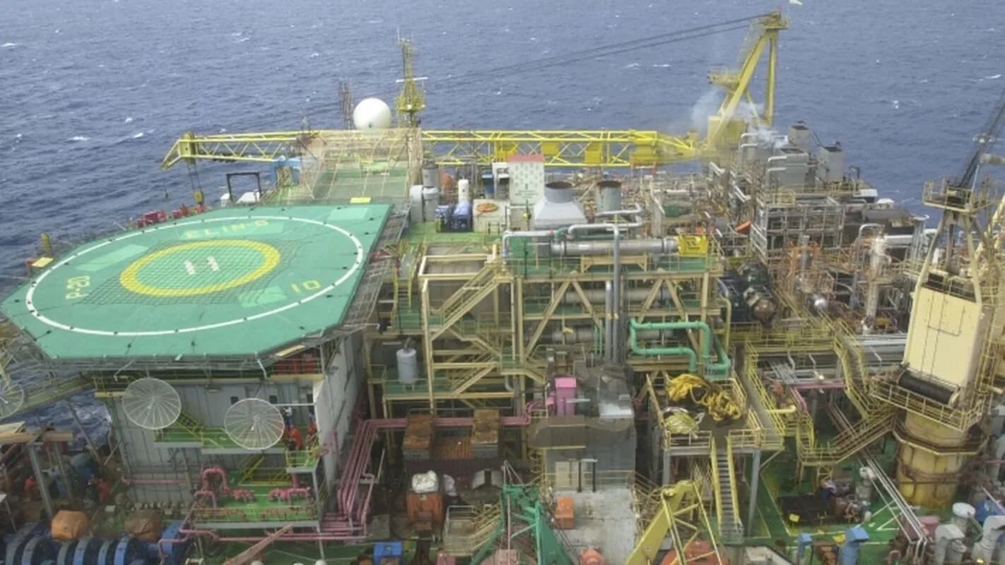 Plataforma de petróleo da Petrobras no mar
