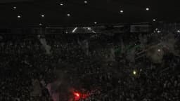 Torcida do Fluminense com sinalizador aceso nas arquibancadas, foto de arquivo