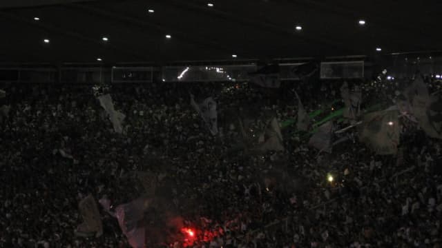 Torcida do Fluminense com sinalizador aceso nas arquibancadas, foto de arquivo