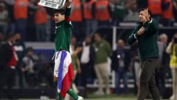 Jogador do Palmeiras comemora classificação na Libertadores com bandeira e cartaz para a torcida