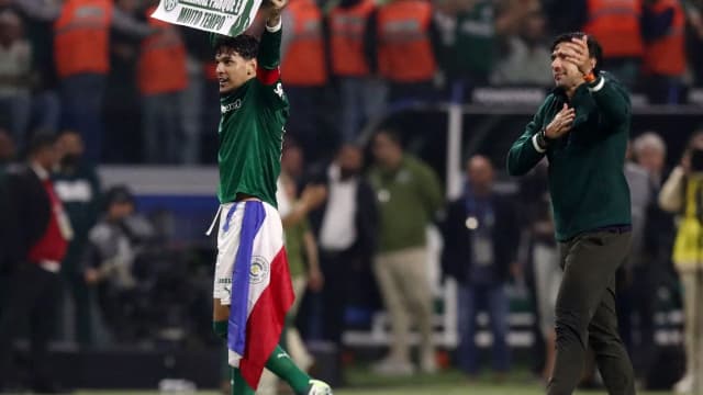 Jogador do Palmeiras comemora classificação na Libertadores com bandeira e cartaz para a torcida