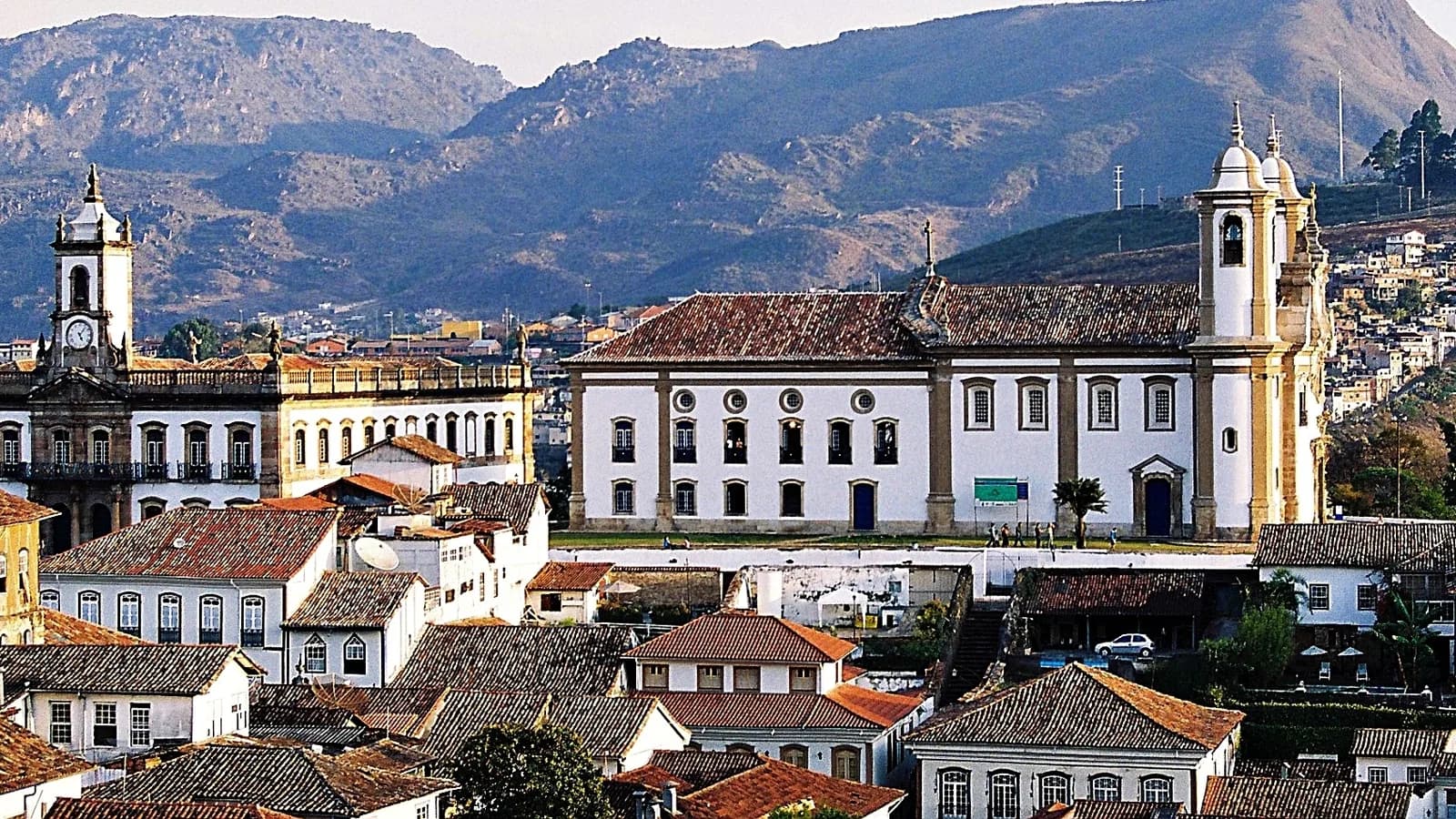 Vista do centro histórico de Ouro Preto, em Minas Gerais, com igrejas coloniais e serra ao fundo