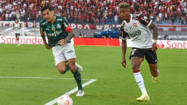 Bruno Henrique em ação pelo Flamengo em jogo de arquivo da Libertadores