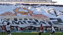 Torcida do Corinthians exibe mosaico na Neo Química Arena