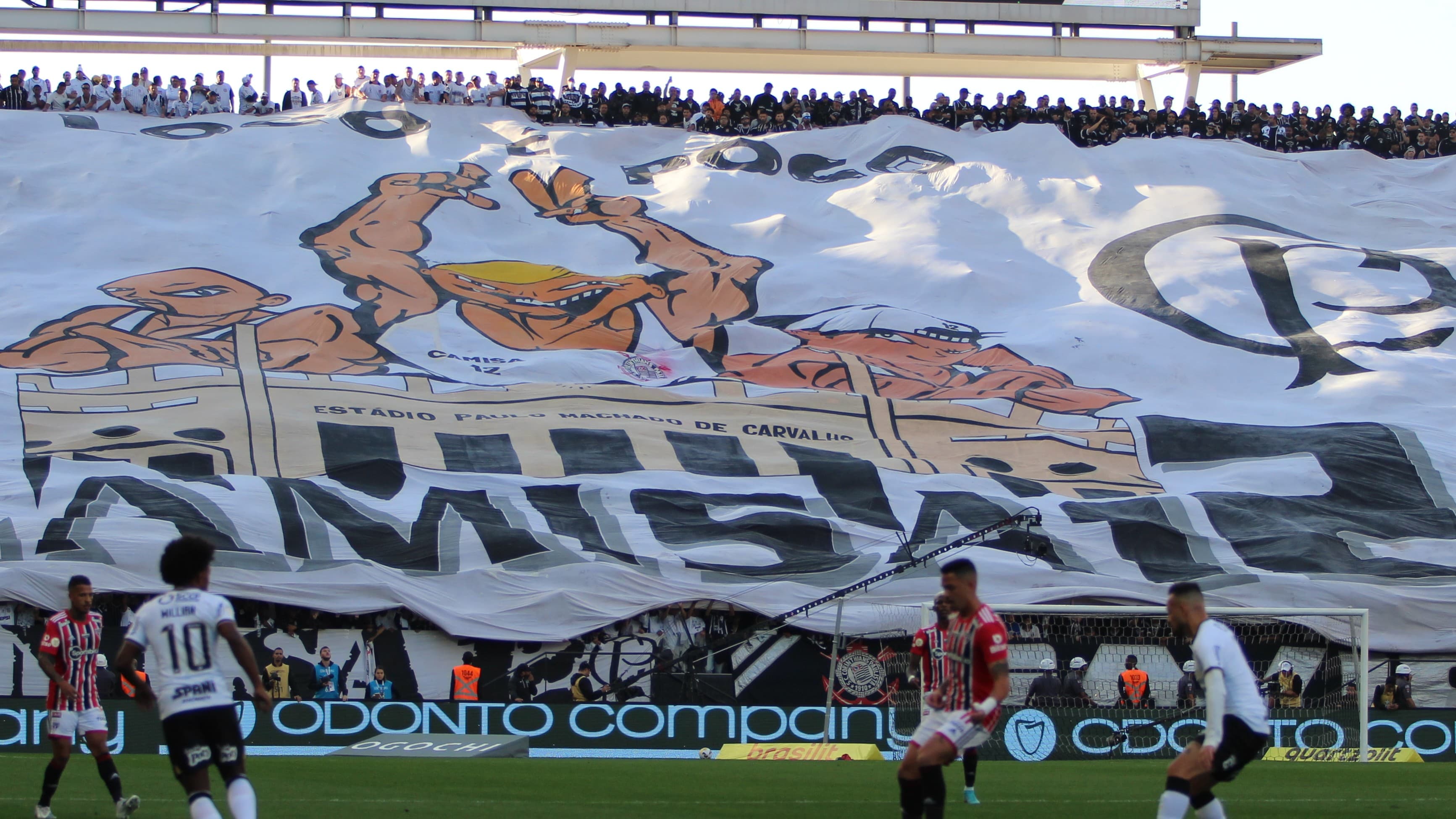 Torcida do Corinthians exibe mosaico na Neo Química Arena
